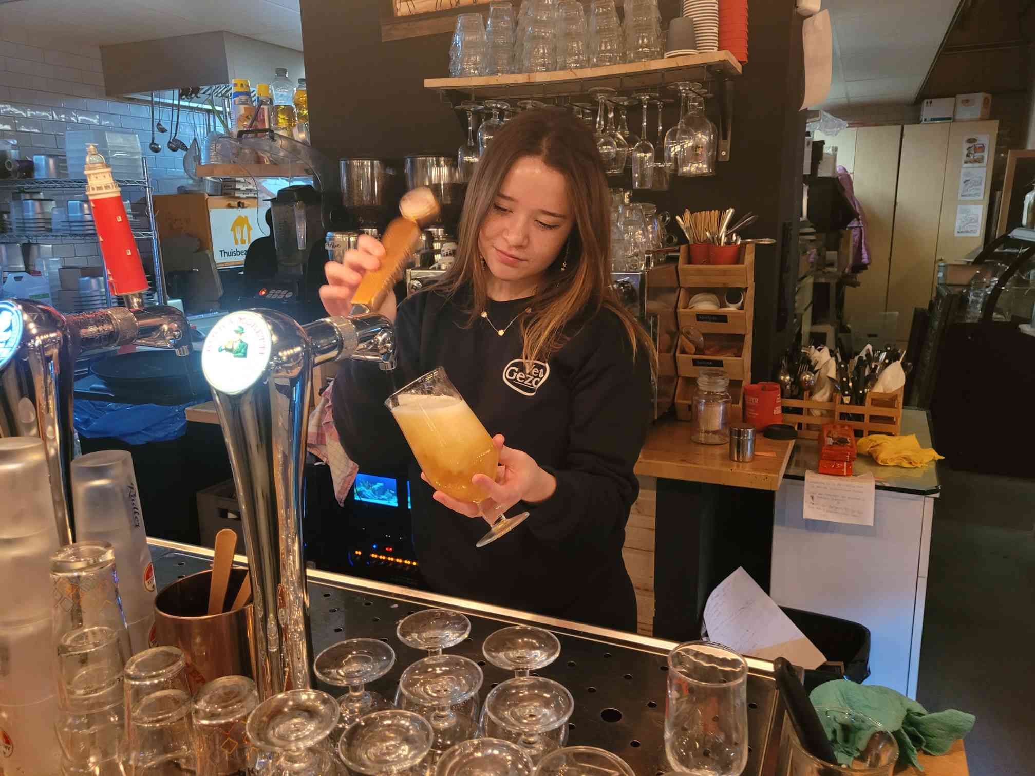 Birra Moretti, een Italiaans biertje, wordt geserveerd in een glas met een schijfje citroen.